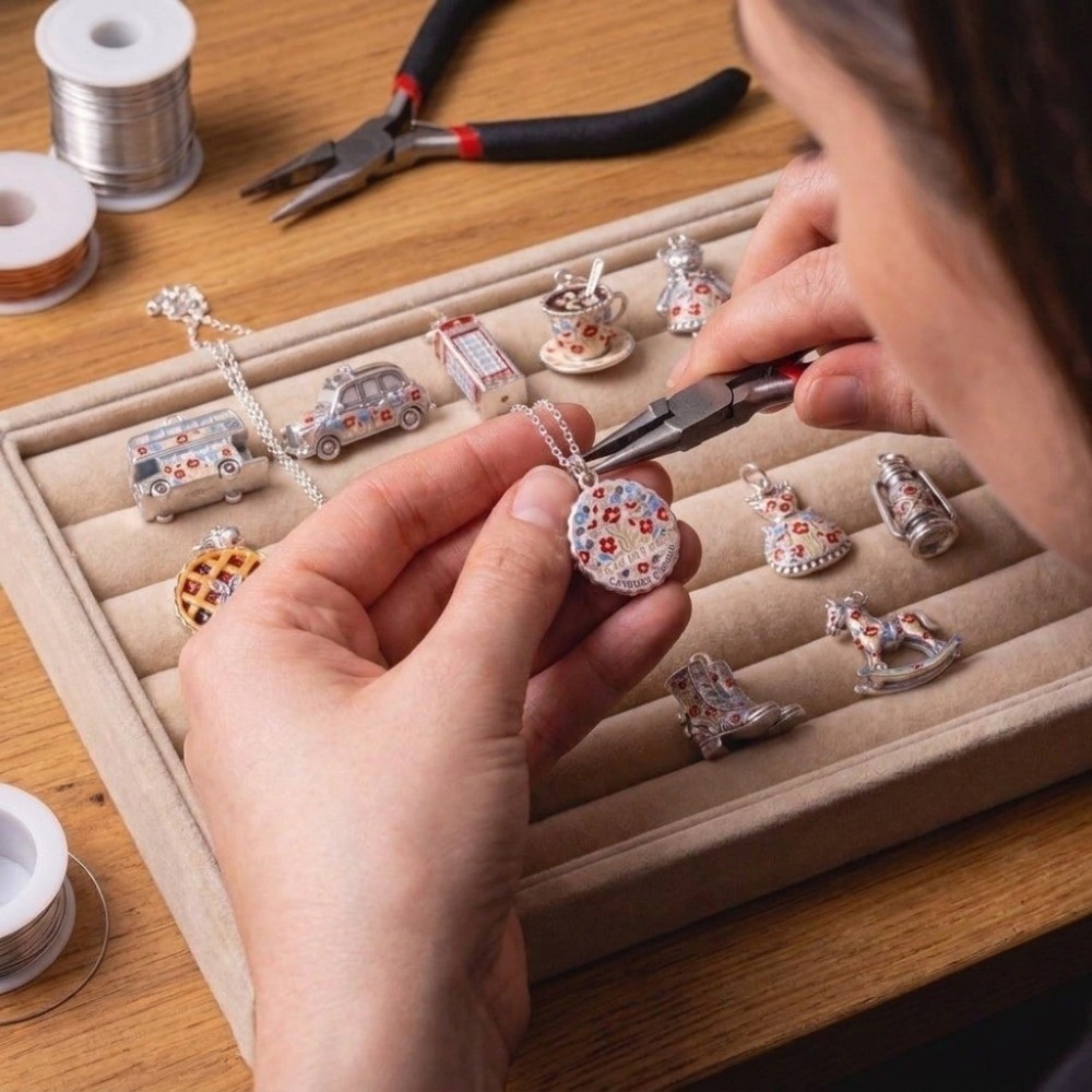 Edelstahl-Cartoon-Anhänger im  – Jewelry Making London Bewertung und Preis